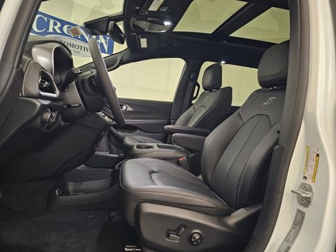 New 2026 Chrysler Pacifica Select FWD image 13