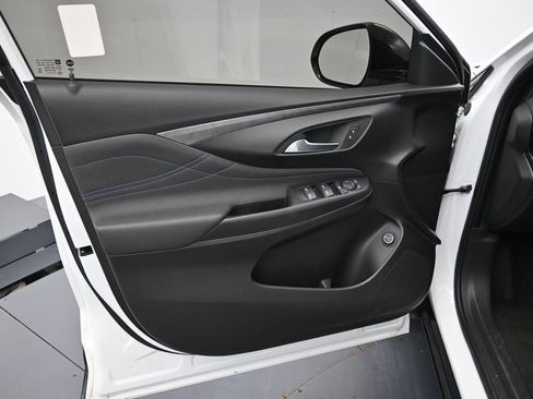Used 2024 Buick Envista Sport Touring w/ Convenience I Package FWD image 9