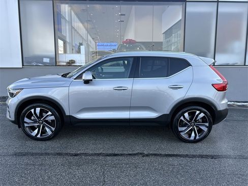 Certified 2023 Volvo XC40 B5 Plus image 5