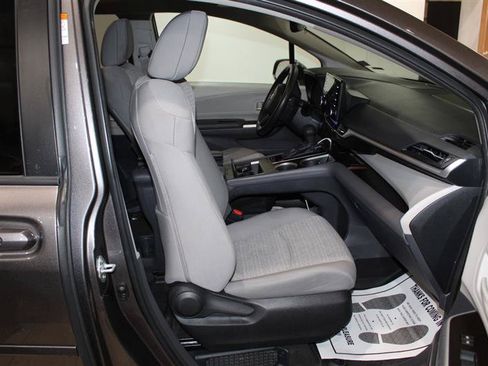 Used 2023 Toyota Sienna LE w/ LE Plus Package FWD image 27