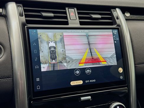 Used 2024 Land Rover Discovery S image 9