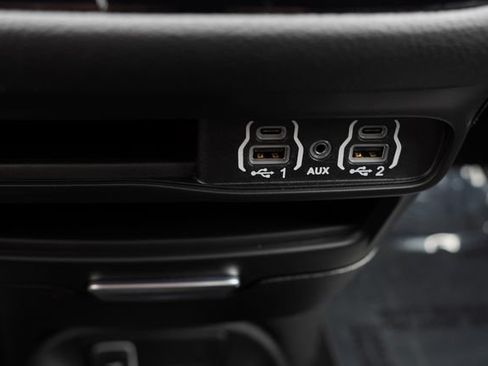 Used 2025 Chrysler Pacifica Select AWD/4WD image 32