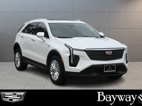 Certified 2024 Cadillac XT4 Luxury w/ Cold Weather Package image 3