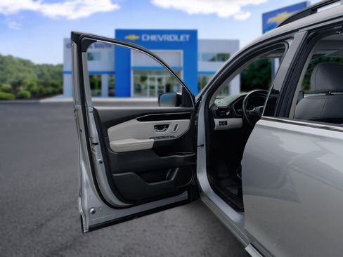 Used 2025 Honda Pilot Touring image 11