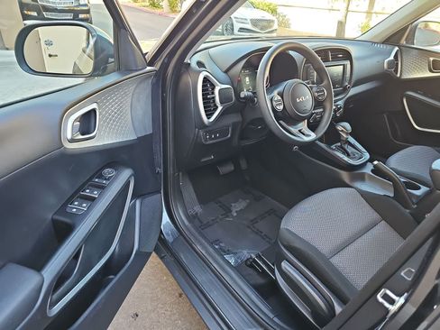 Used 2025 Kia Soul LX w/ LX Technology Package FWD image 10