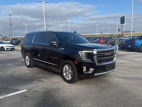Used 2023 GMC Yukon XL SLT w/ SLT Luxury Package image 4