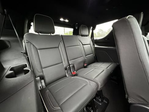 Used 2023 GMC Yukon SLT w/ SLT Premium Package AWD/4WD image 39