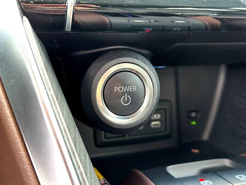 Used 2024 Toyota Venza XLE AWD/4WD image 18