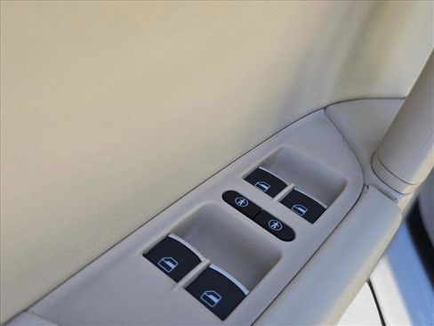 Used 2013 Volkswagen Touareg TDI image 8