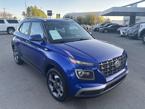 Used 2023 Hyundai Venue Limited w/ Cargo Package FWD image 3