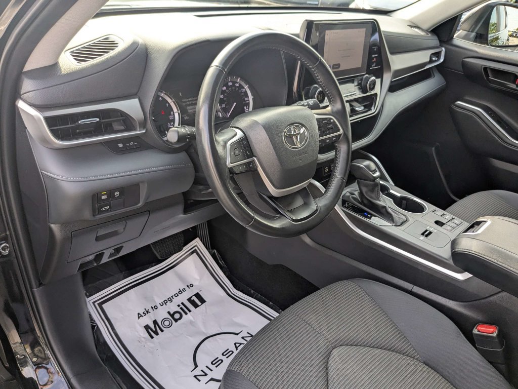 Used 2025 Toyota Highlander LE FWD image 23