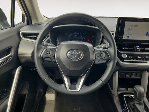 Used 2025 Toyota Corolla Cross XLE FWD image 12