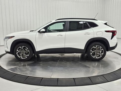 Used 2025 Chevrolet Trax LT FWD image 2
