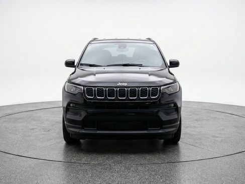 Used 2025 Jeep Compass Latitude AWD/4WD image 2