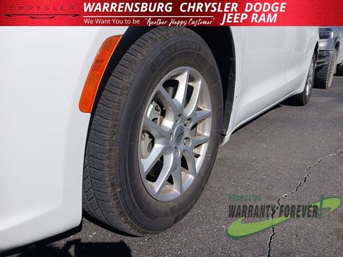 Used 2024 Chrysler Pacifica Touring-L image 30