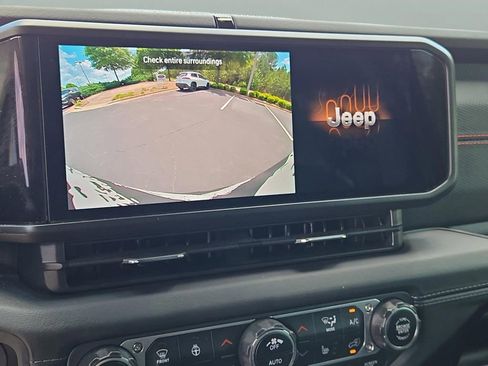 Used 2024 Jeep Wrangler Unlimited Rubicon w/ Convenience Group AWD/4WD image 28