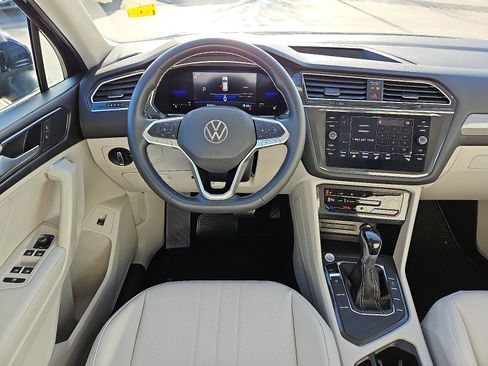 Certified 2022 Volkswagen Tiguan SE w/ Panoramic Sunroof Package image 8