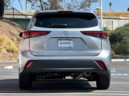 Used 2025 Toyota Highlander XLE FWD image 4