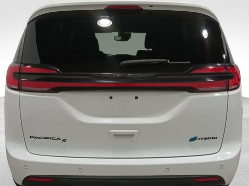 Used 2024 Chrysler Pacifica Limited FWD image 4