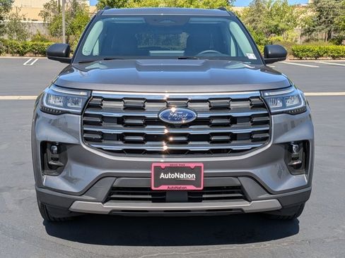 Used 2025 Ford Explorer Active w/ Active Comfort Package AWD/4WD image 2