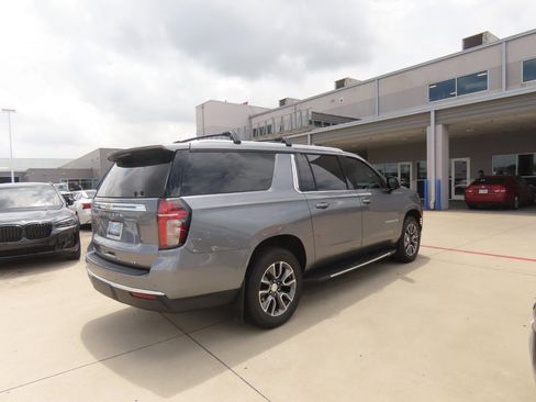 Used 2021 Chevrolet Suburban LT w/ LT Signature Package AWD/4WD image 11
