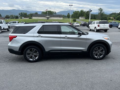 Used 2023 Ford Explorer XLT w/ Equipment Group 202A image 5