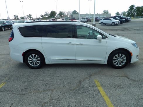 Used 2017 Chrysler Pacifica Touring-L FWD image 5
