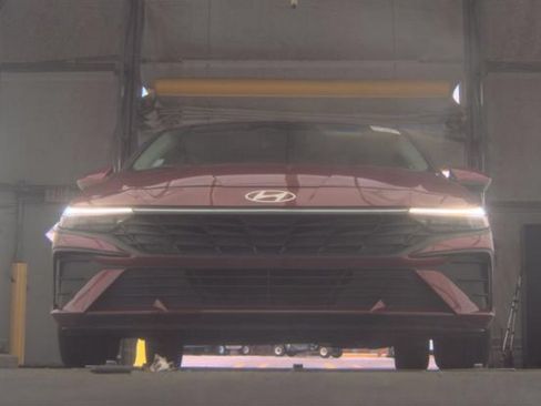 Used 2024 Hyundai Elantra SE FWD image 3