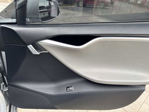 Used 2013 Tesla Model S Base image 17