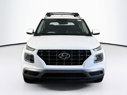 Used 2023 Hyundai Venue SEL FWD image 2