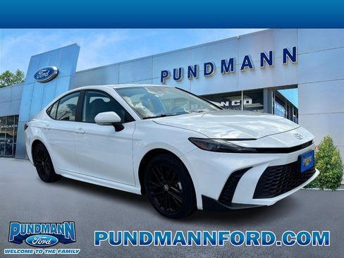 Used 2025 Toyota Camry SE AWD/4WD image 1