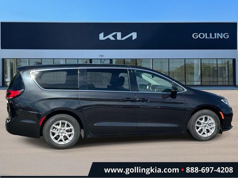 Used 2023 Chrysler Pacifica Touring-L FWD image 2