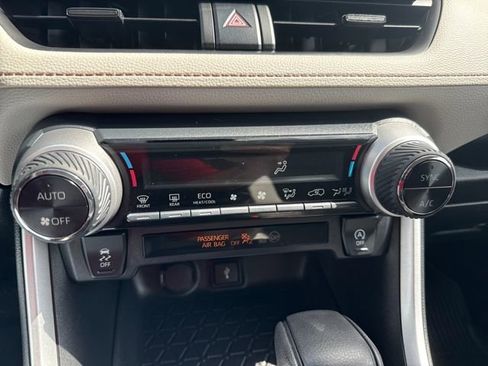 Used 2022 Toyota RAV4 XLE image 22