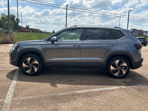 Used 2025 Volkswagen Taos SE AWD/4WD image 2
