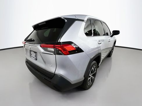 Used 2022 Toyota RAV4 LE FWD image 4