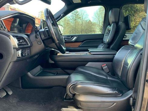 Used 2019 Lincoln Navigator Reserve image 9