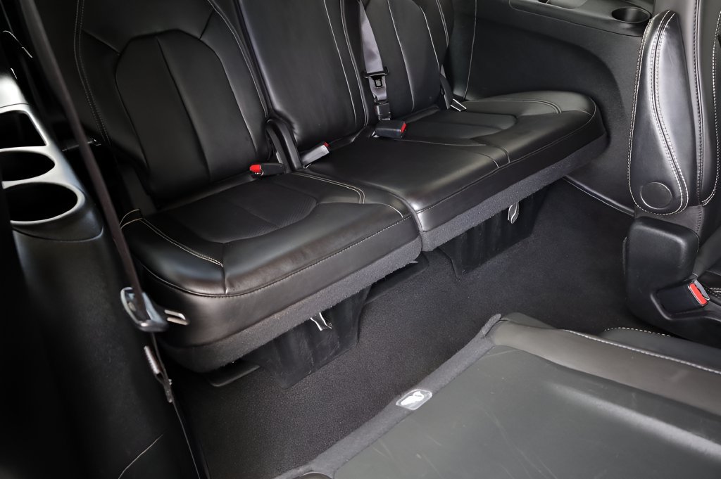 Used 2025 Chrysler Pacifica Select FWD image 30
