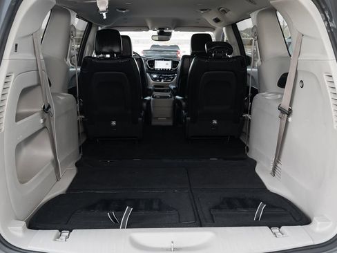 Used 2022 Chrysler Pacifica Touring-L FWD image 39