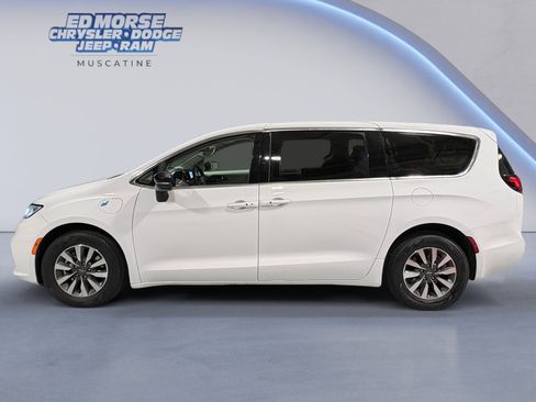 Used 2024 Chrysler Pacifica Limited FWD image 2
