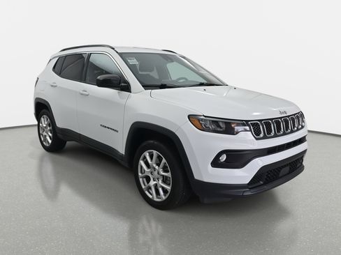 Used 2023 Jeep Compass Latitude image 3