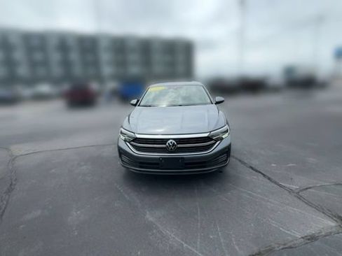 Used 2024 Volkswagen Jetta SE FWD image 3