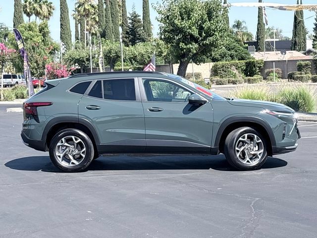 Used 2025 Chevrolet Trax LT w/ LT Convenience Package FWD image 4