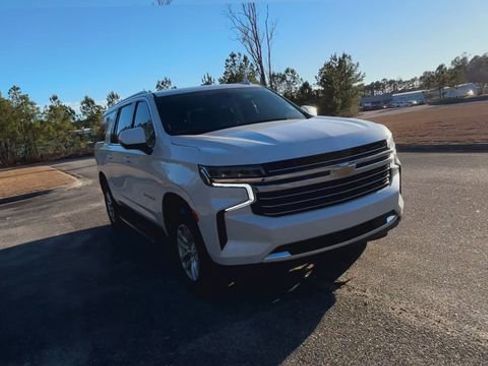 Used 2022 Chevrolet Suburban LT RWD image 14