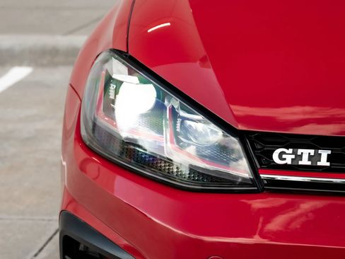 Used 2018 Volkswagen GTI SE image 18