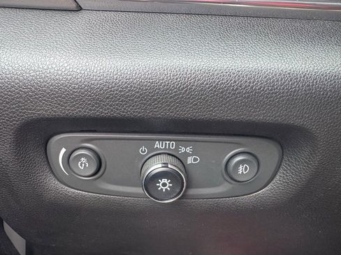 Used 2018 Chevrolet Traverse LT image 12