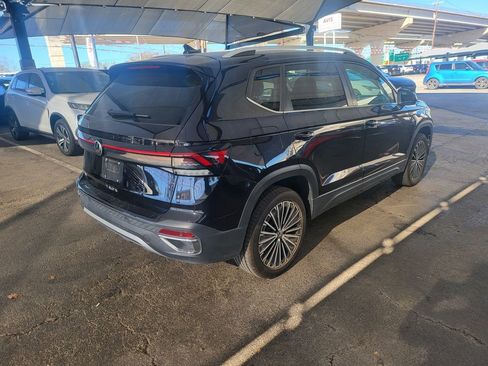 Used 2025 Volkswagen Taos SE image 4