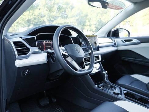 Certified 2025 Volkswagen Taos SEL AWD/4WD image 8