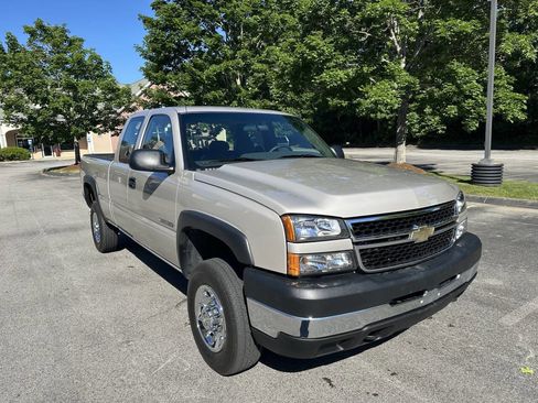 Used 2006 Chevrolet Silverado 2500 W/T w/ Snow Plow Prep Package AWD/4WD image 4