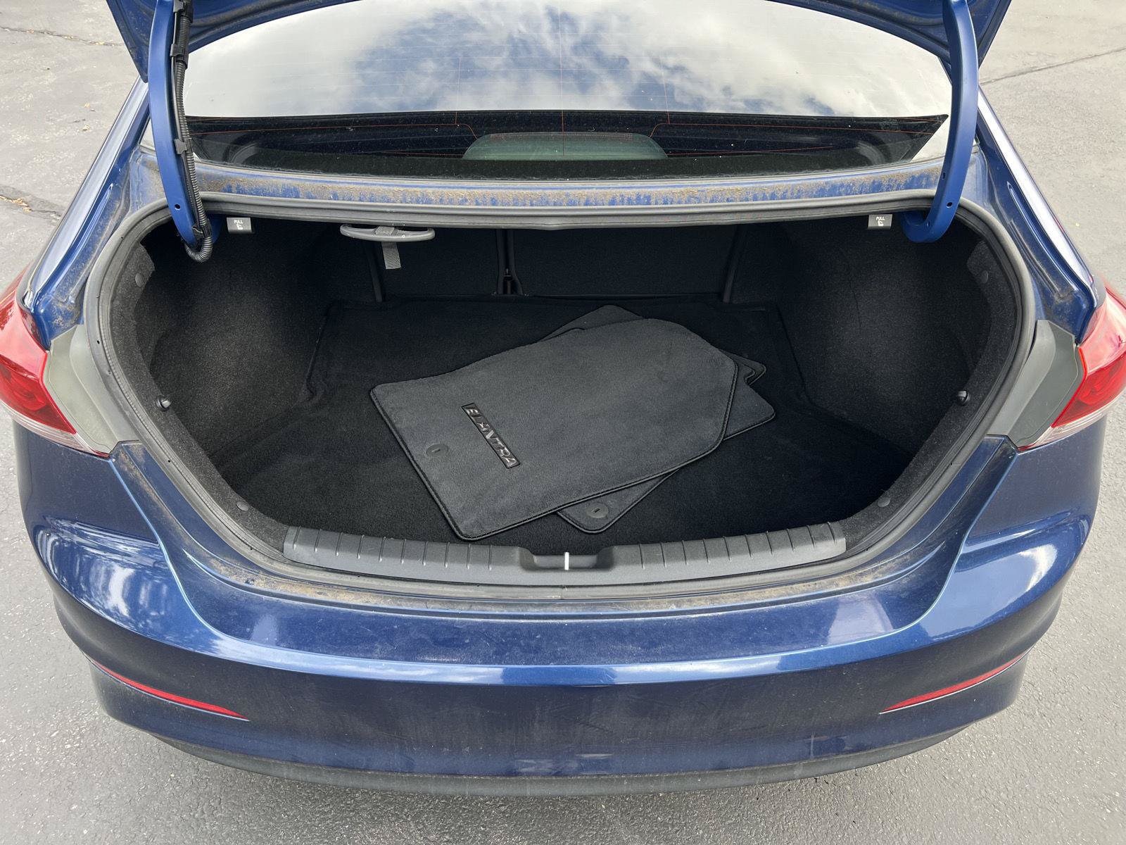 Used 2018 Hyundai Elantra Limited w/ Cargo Package FWD image 9