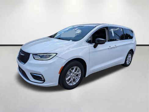 Used 2024 Chrysler Pacifica Touring-L FWD image 8